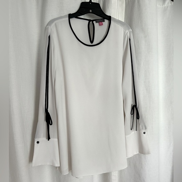 NWOT Vince Camuto top - Picture 1 of 3